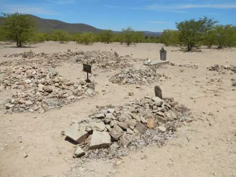 Christian graves with steel marker posts © Photo: J. Kinahan