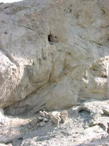 Honey collecting site - note stone cairn and entrance of bees nest © Photo: J. Kinahan