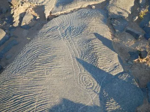 Engraved spiral on weathered surface © Photo: J. Kinahan