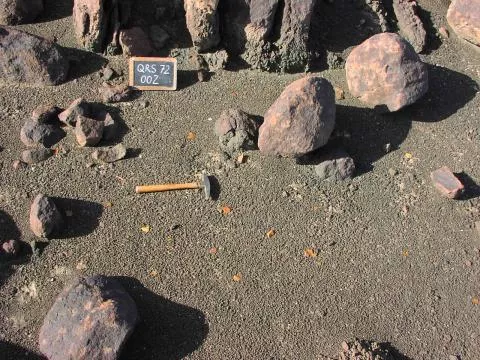 Surface artefact waste scatter © Photo: J. Kinahan