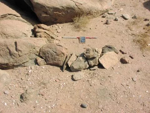 Windbreak among outcropping boulders © Photo: J. Kinahan